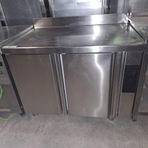 MESA DE TRABAJO CON PUERTAS